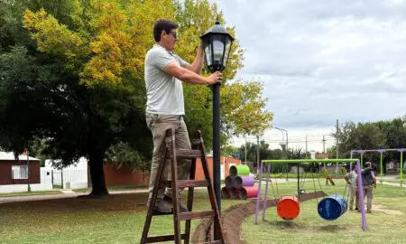 Villa Cañás: Colocaron nuevas luces LED en la plaza Luis Lavelli del barrio Fonavi