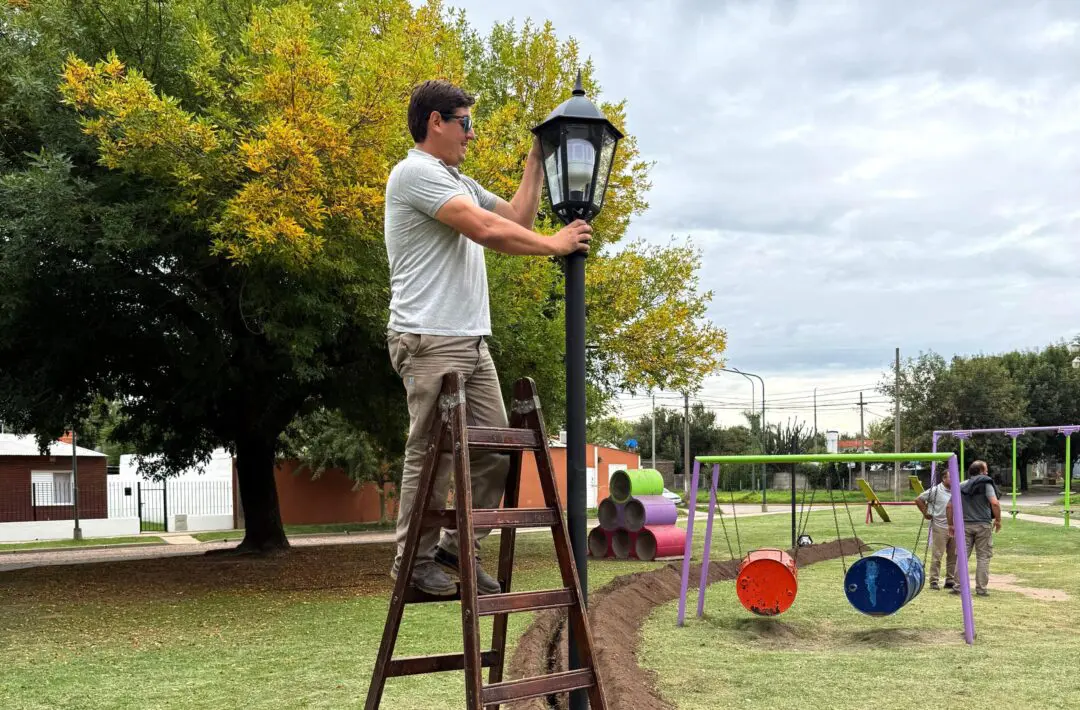 Villa Cañás: Colocaron nuevas luces LED en la plaza Luis Lavelli del barrio Fonavi Villa Cañás: Colocaron nuevas luces LED en la plaza Luis Lavelli del barrio Fonavi