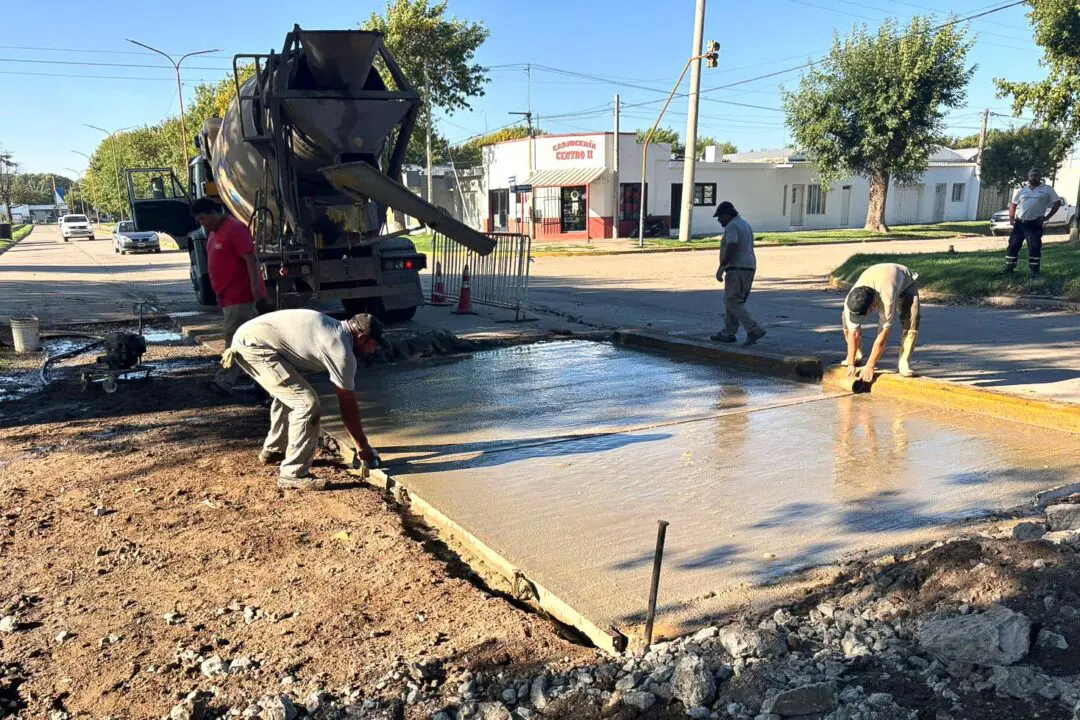 Villa Cañás: El municipio avanza con trabajos de bacheo en Avenida 51 y 64