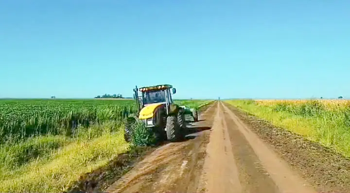 Santa Isabel y Villa Cañás coordinan tareas para mejorar el camino límite rural
