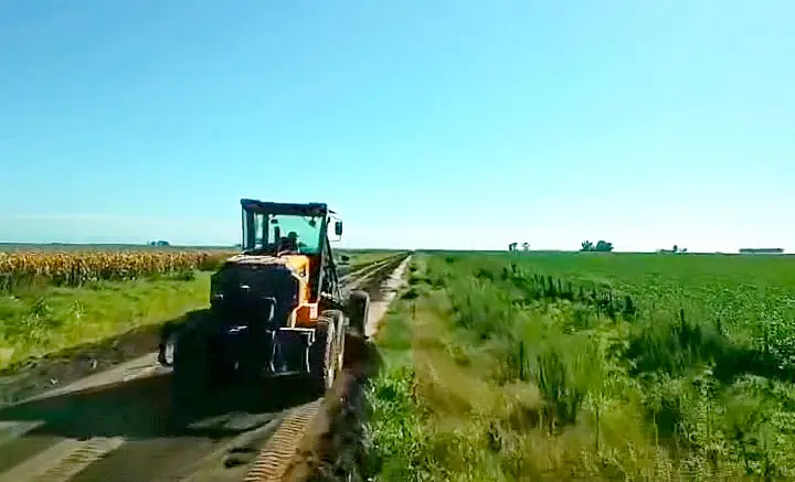 Santa Isabel y Villa Cañás coordinan tareas para mejorar el camino límite rural