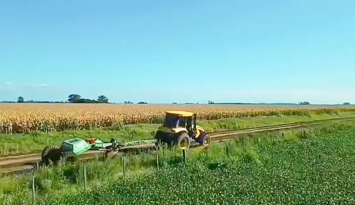 Santa Isabel y Villa Cañás coordinan tareas para mejorar el camino límite rural