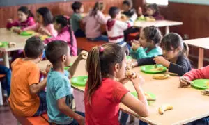 Cada vez más chicos dependen de comedores y copas de leche