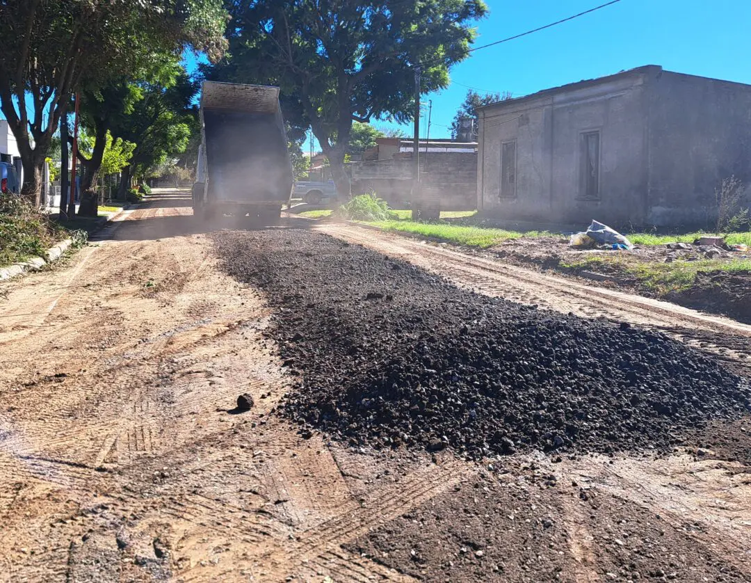 Villa Cañás avanza con nuevas obras de pavimento y mejoras en calles de tierra