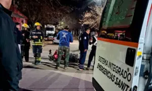 Villa Cañás: Un motociclista resultó herido tras un choque con un automóvil y fue trasladado al hospital