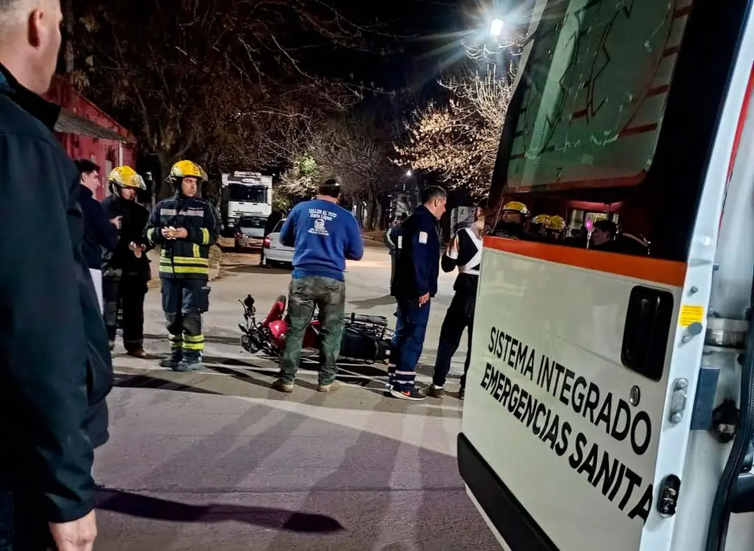 Villa Cañás: Un motociclista resultó herido tras un choque con un automóvil y fue trasladado al hospital