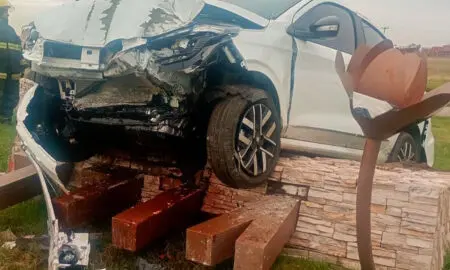 Villa Cañás: Choque contra las letras del acceso un hombre fue hospitalizado