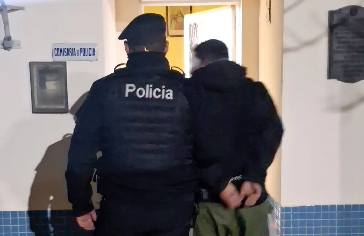 San Eduardo: Aprehendieron a un hombre por provocar daños en un colectivo