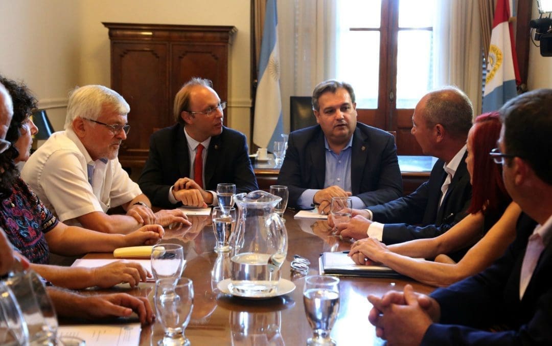 La provincia recibe a docentes y estatales en una nueva reunión de la paritaria salarial