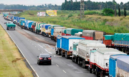 El 80% de los camiones con soja todavía no pasó por los puertos de Rosario