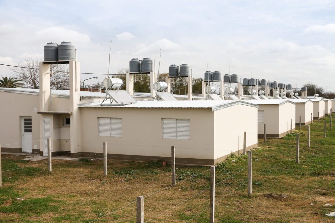 La provincia ya entregó 321 casas equipadas con calefones solares
