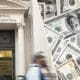 El dólar baja frente a una demanda más aplacada