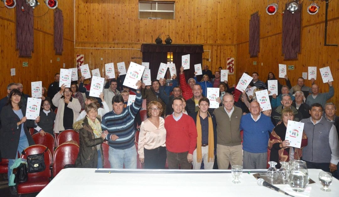La provincia entregó a familias de la región las escrituras de sus viviendas del Fonavi y Foprovi