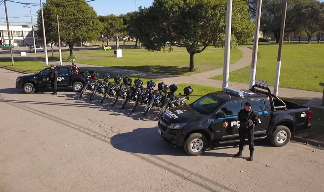 Venado Tuerto: El ministro de seguridad entregó 2 nuevas camionetas y 8 motos a la policía