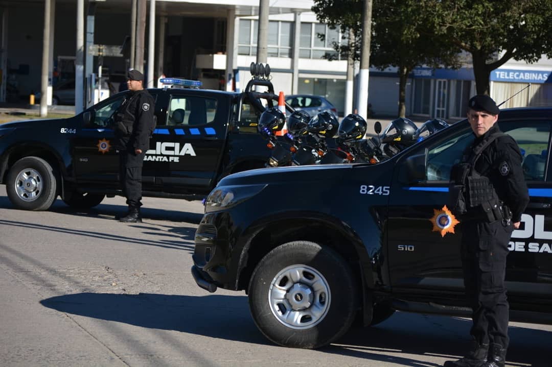 Venado Tuerto: El ministro de seguridad entregó 2 nuevas camionetas y 8 motos a la policía
