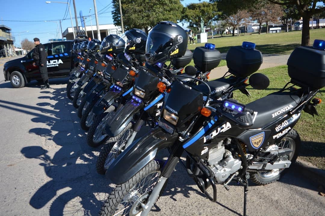 Venado Tuerto: El ministro de seguridad entregó 2 nuevas camionetas y 8 motos a la policía