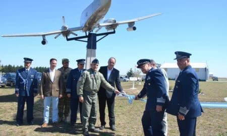 Villa Cañás: Emotiva inauguración de un monumento a los héroes de Malvinas en el aeroclub