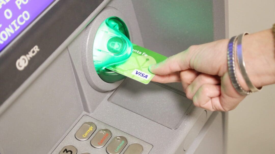 Hasta fin de junio. Prohíben a los bancos cobrar cargos por el uso de cajeros