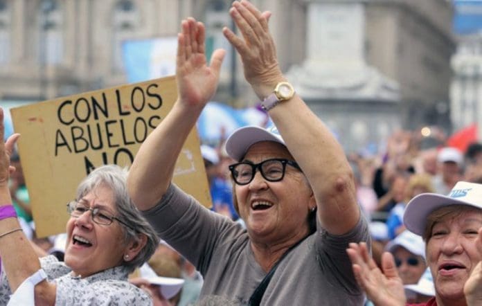 Los jubilados que cobran la mínima recibirán $10.000 adicionales en dos pagos