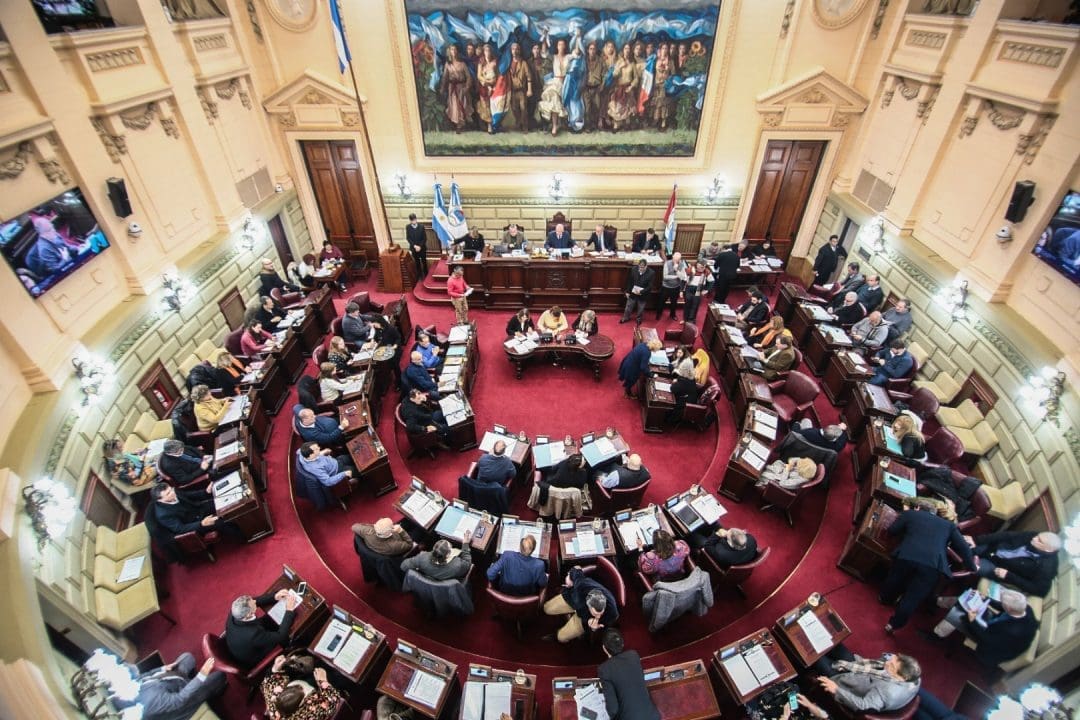 Diputados santafesinos redujeron sus salarios a la mitad y aprobaron la ley de necesidad pública
