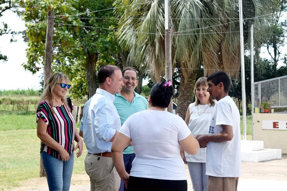 El senador Enrico junto a las instituciones de la región Santa Emilia Esc Nic Avellaneda ok