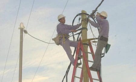 Elortondo: Solicitado por Enrico, se realizó el recambio de la línea en el tendido eléctrico