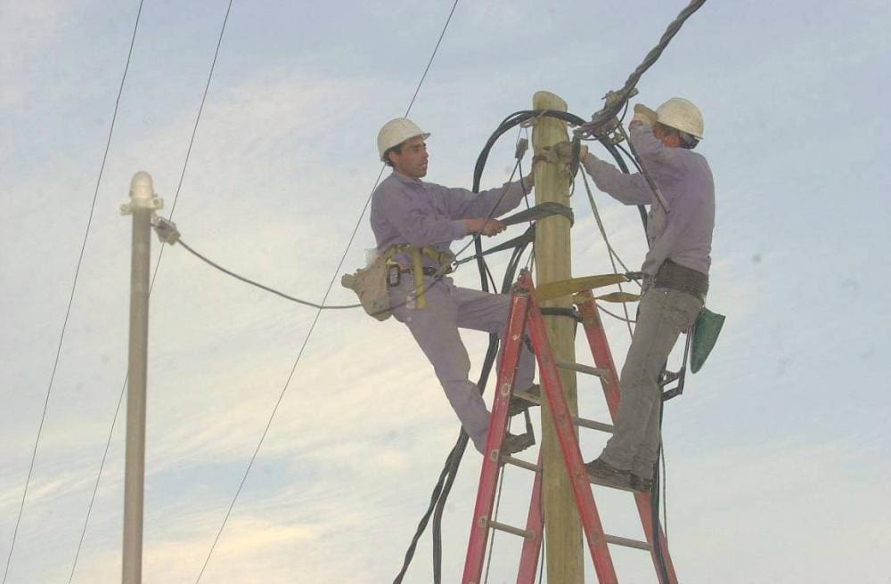Elortondo: Solicitado por Enrico, se realizó el recambio de la línea en el tendido eléctrico