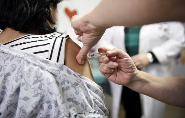 Recibir una vacuna contra la gripe reduce el riesgo de ser hospitalizado por COVID-19 hasta en un 60%