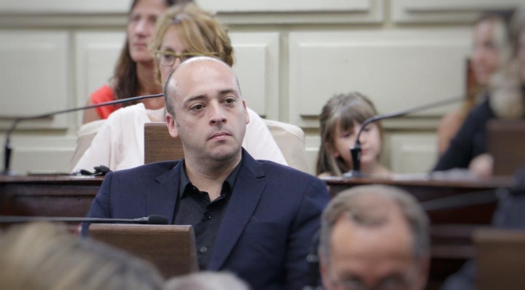 Proponen multas para los que amenacen o discriminen a personal de salud
