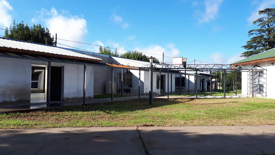 El senador Enrico acompaña la instalación de más centros de aislamiento