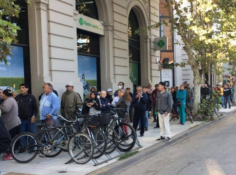 Los bancos abrirán el sábado y el domingo para pagar jubilaciones y planes sociales