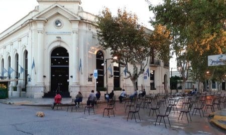 Venado Tuerto: El municipio colocó sillas en las calles aledañas a los bancos