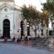 Venado Tuerto: El municipio colocó sillas en las calles aledañas a los bancos