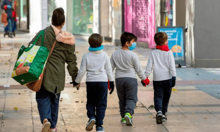 Autorizan a menores de 12 años a salir con sus padres para hacer compras