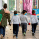 Autorizan a menores de 12 años a salir con sus padres para hacer compras