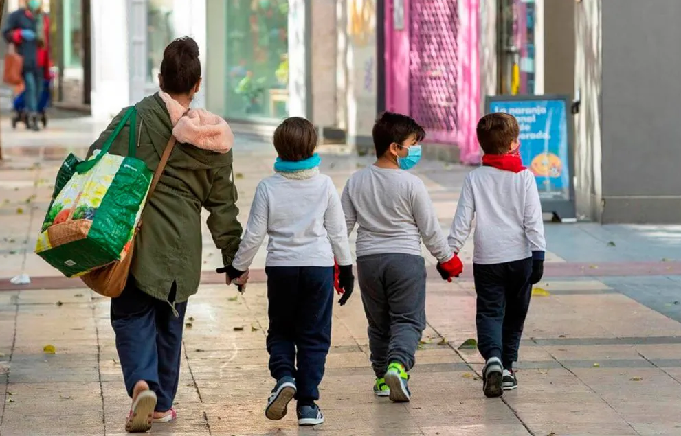 Autorizan a menores de 12 años a salir con sus padres para hacer compras