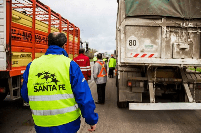 Evalúan el uso de "test rápidos" de Covid-19 para camioneros que ingresen a Santa Fe