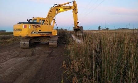 María Teresa: Tras 12 años de reclamos a la provincia, llegó la maquina para limpiar el Canal Norte