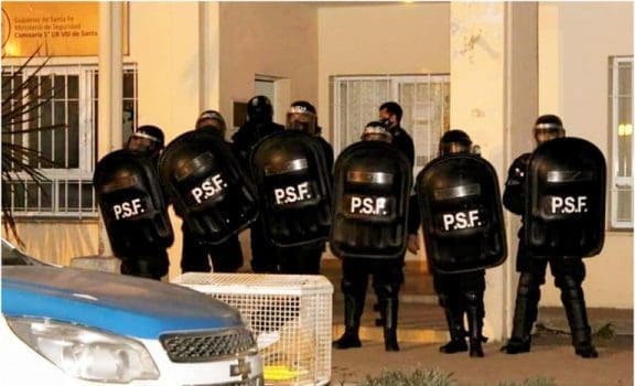 Santa Isabel: Relevan al comisario, a la subjefa y a otro agente de la Comisaría local