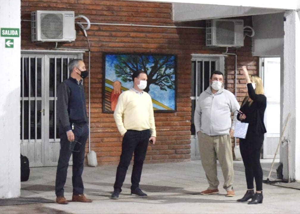Sancti Spíritu: El senador Enrico gestiona dar atención a proyectos de la Escuela Nº 8075