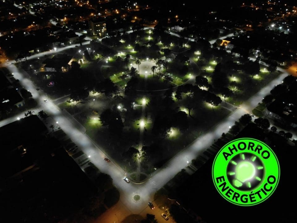 Teodelina: El senador Enrico y la Comuna concretaron el recambio a luminarias LED en la Plaza Ituzaingó