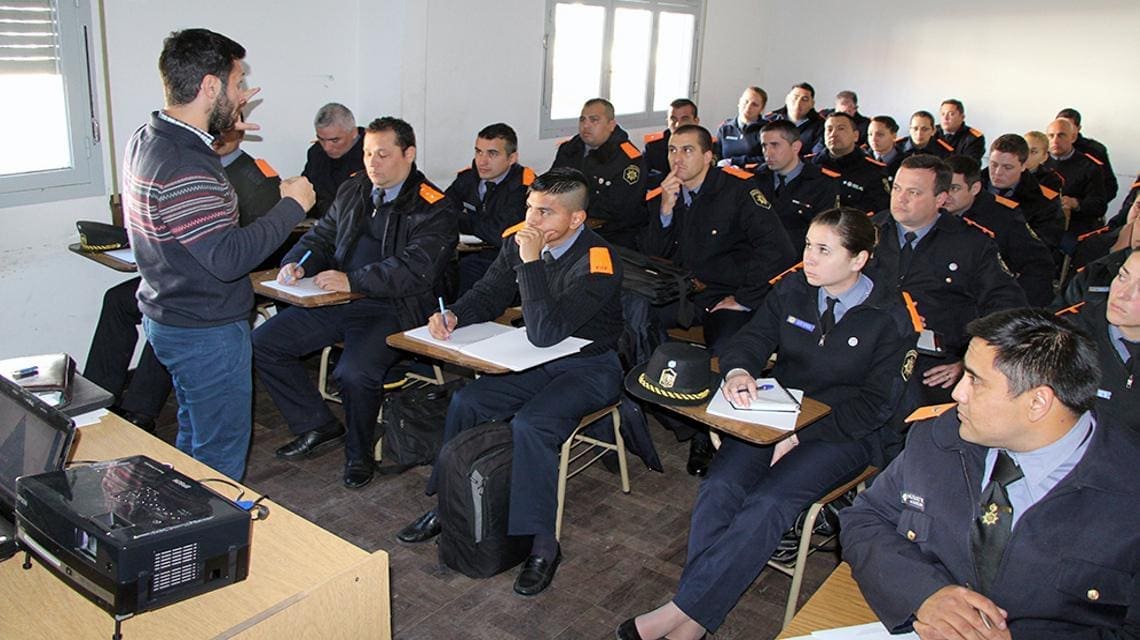 Bellatti propone destinar a nuevos egresados de la Policía a la atención de la violencia de género