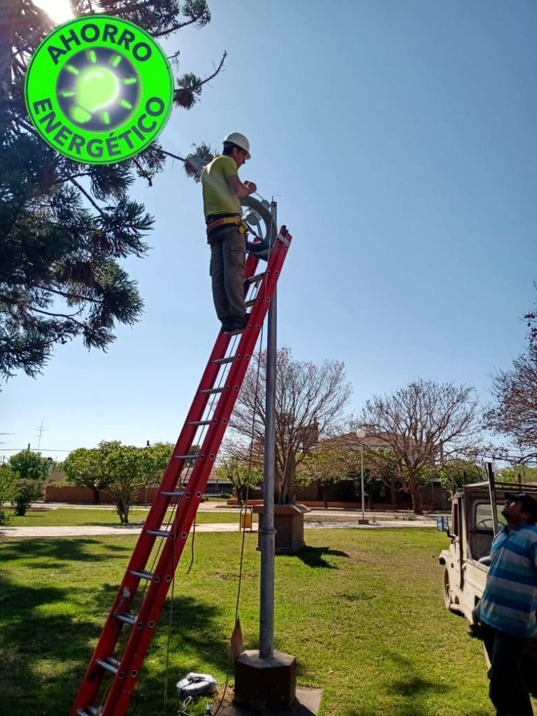 Cafferata: El senador Enrico y la Comuna finalizaron la instalación de luces LED en la Plaza Gálvez Cafferata: El senador Enrico y la Comuna finalizaron la instalación de luces LED en la Plaza Gálvez