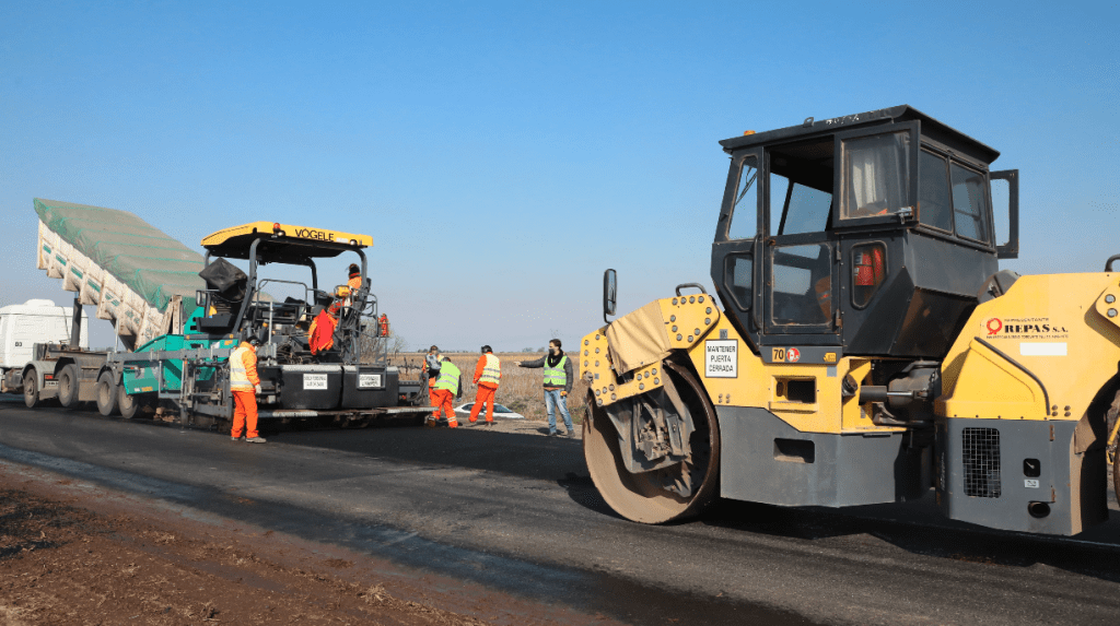 Se ejecutan inversiones por más de 2.400 millones de pesos para rutas en cinco departamentos del sur provincial Se ejecutan inversiones por más de 2.400 millones de pesos para rutas en cinco departamentos del sur provincial