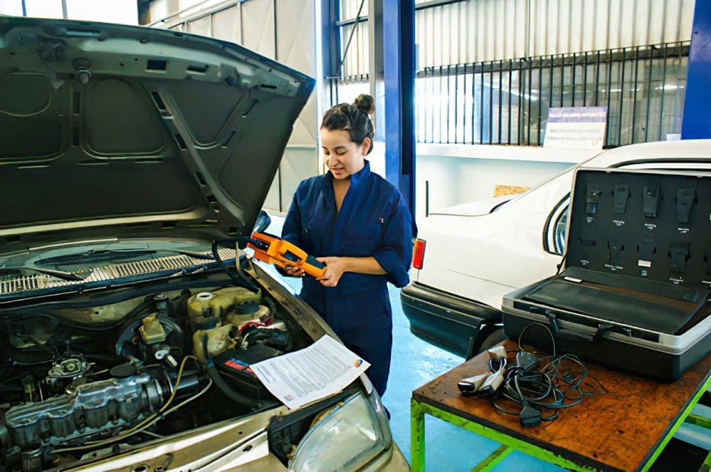 El senador Enrico y la Cámara de Talleres organizan cursos gratuitos de electricidad del automóvil en la región El senador Enrico y la Cámara de Talleres organizan cursos gratuitos de electricidad del automóvil en la región