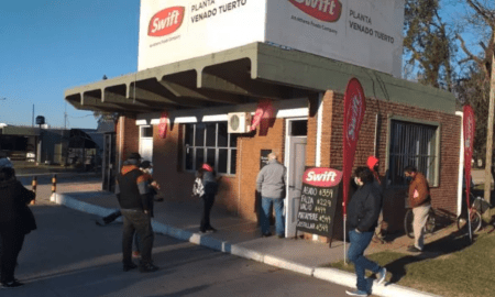 Venado Tuerto: Una larga cola en el Swift para comprar carne a precios populares