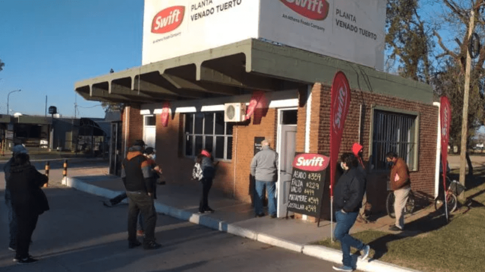 Venado Tuerto: Una larga cola en el Swift para comprar carne a precios populares
