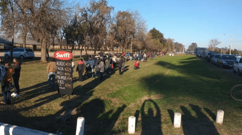 Venado Tuerto: Una larga cola en el Swift para comprar carne a precios populares Venado Tuerto: Una larga cola en el Swift para comprar carne a precios populares