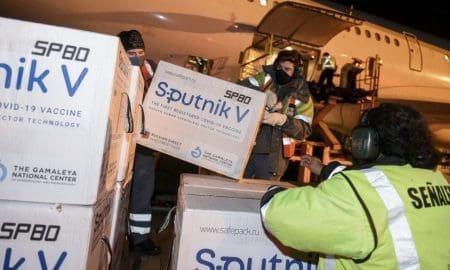 Llegó otro lote de Sputnik V y parte un nuevo avión hacia Moscú