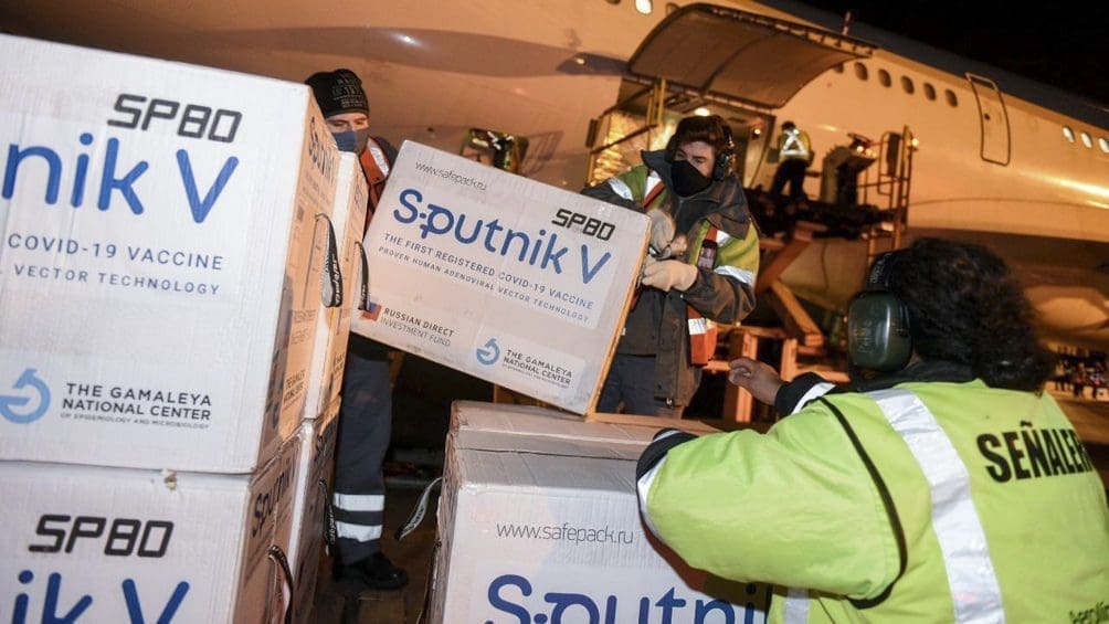 Llegó otro lote de Sputnik V y parte un nuevo avión hacia Moscú